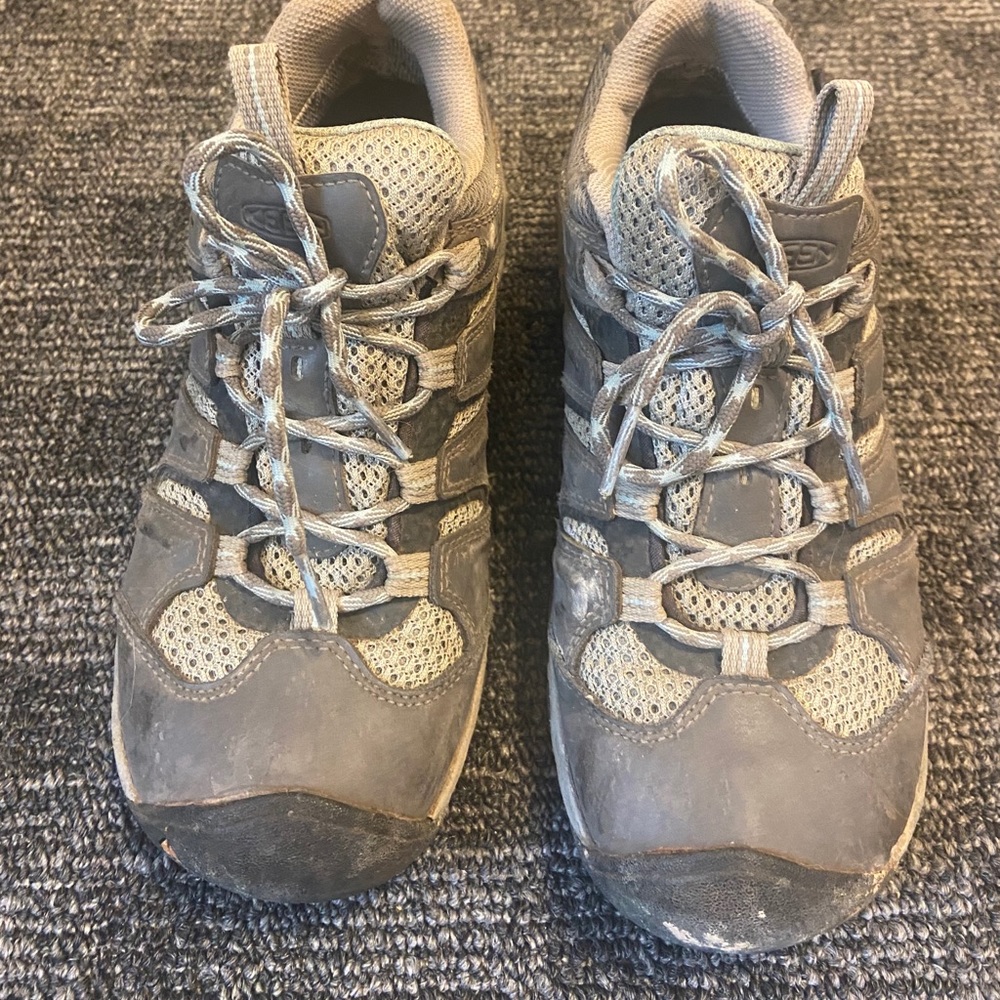 Keen size 7 hiking shoes!
